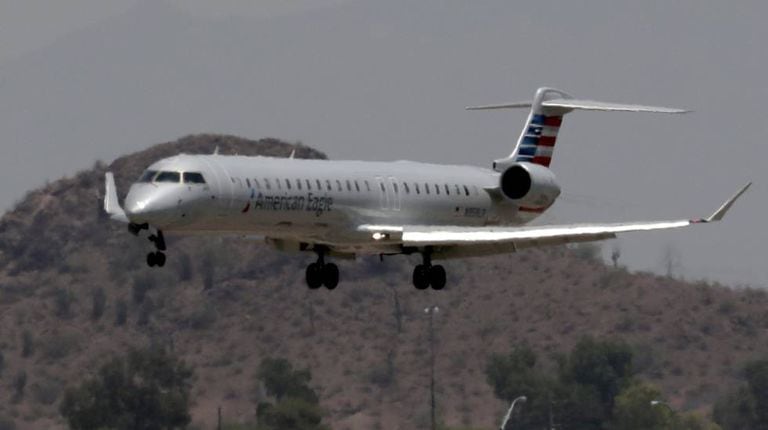 Um avião regional da American Airlines aterrissando em Phoenix