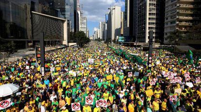 A Avenida Paulista neste domingo, tomada por manifestantes.