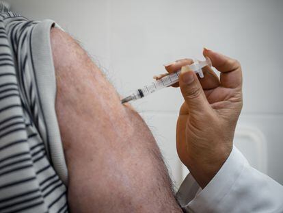 Morador de Serrana, no interior de São Paulo, é vacinado contra a covid-19.