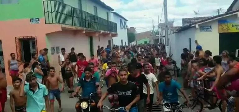 Passeata comemorando a pacificação em bairro da periferia de Sobral.