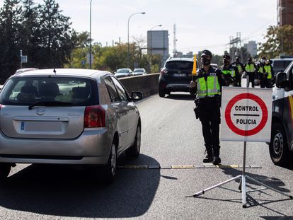 Agentes da Polícia Nacional Espanhola fazem um controle em uma das saídas de Madri, nesta sexta-feira.