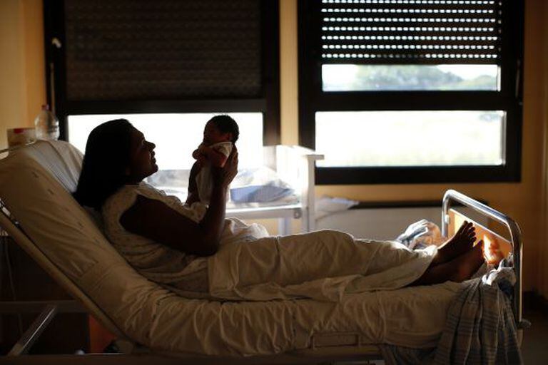 Uma mulher e a filha no hospital Sandro Pertini.
