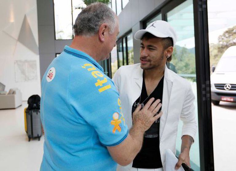Felipão cumprimenta Neymar na chegada a Comary.