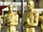 Estatuas de los Oscar en el Dolby Theatre de Los Angeles, este martes.