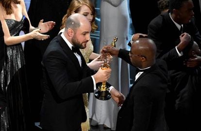 Produtor de "La La Land" entrega a estatueta de melhor filme ao diretor de "Moonlight" após erro.