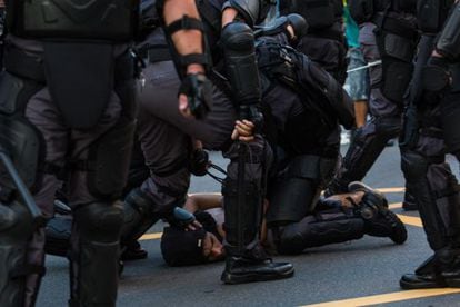 Polícia prende manifestante.