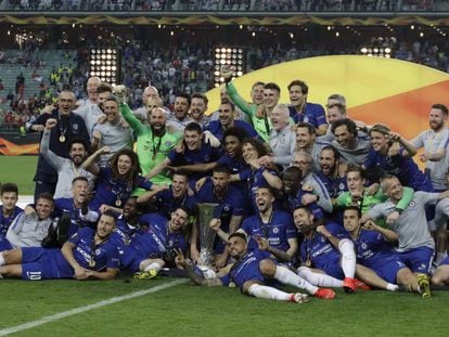 Jogadores do Chelsea posam com a taça da Europa League.