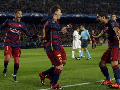 Messi comemora gol com Suárez e Neymar