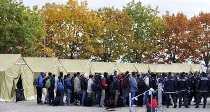 Refugiados esperam transferência para centro na Eslovênia.