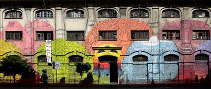 Obra do grafiteiro Blu na rua do Porto Fluviale, no bairro romano de Ostiense.