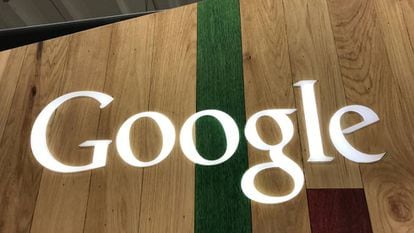 Logotipo de Google em uma loja de Los Angeles (EUA).