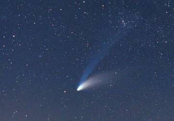 O cometa Hale-Bopp tem uma cauda de íons azuis e uma cauda curta de pó.