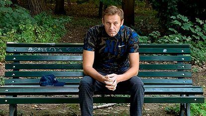 O oposicionista russo Alexei Navalni sentado em um banco de Berlim, em 23 de setembro.