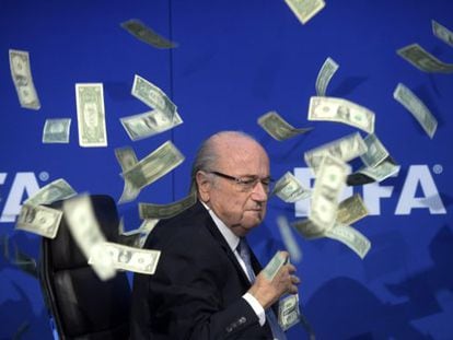 Um comediante britânico lançou em julho bilhetes sobre Sepp Blatte, presidente da FIFA para protestar pela corrução na entidade.
