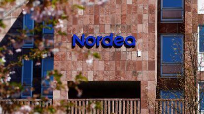 Logotipo da Nordea, na sede central do banco em Estocolmo, Suécia