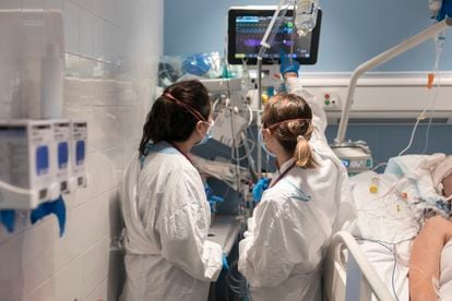 A dra. Ana Zapatero (à direita) e outra profissional de saúde tratam Raquel Txavarria na UTI do Hospital del Mar em Barcelona. 