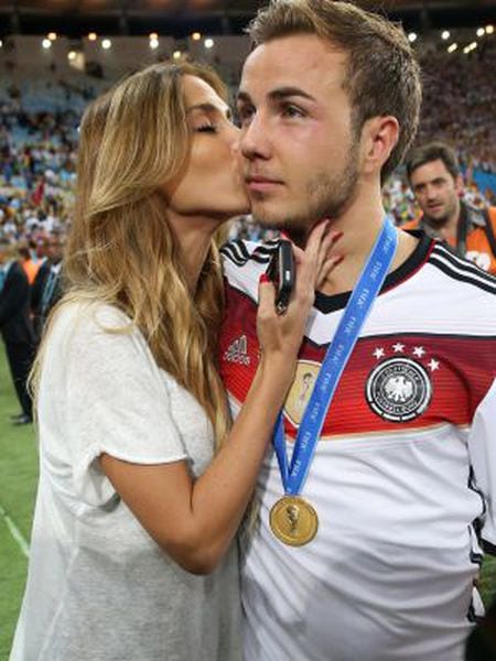 Ann-Kathrin Brömmel beija Götze depois da vitória na Copa do Mundo.