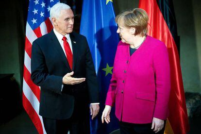 Mike Pence e Angela Merkel, na conferência de segurança de Munique neste sábado.
