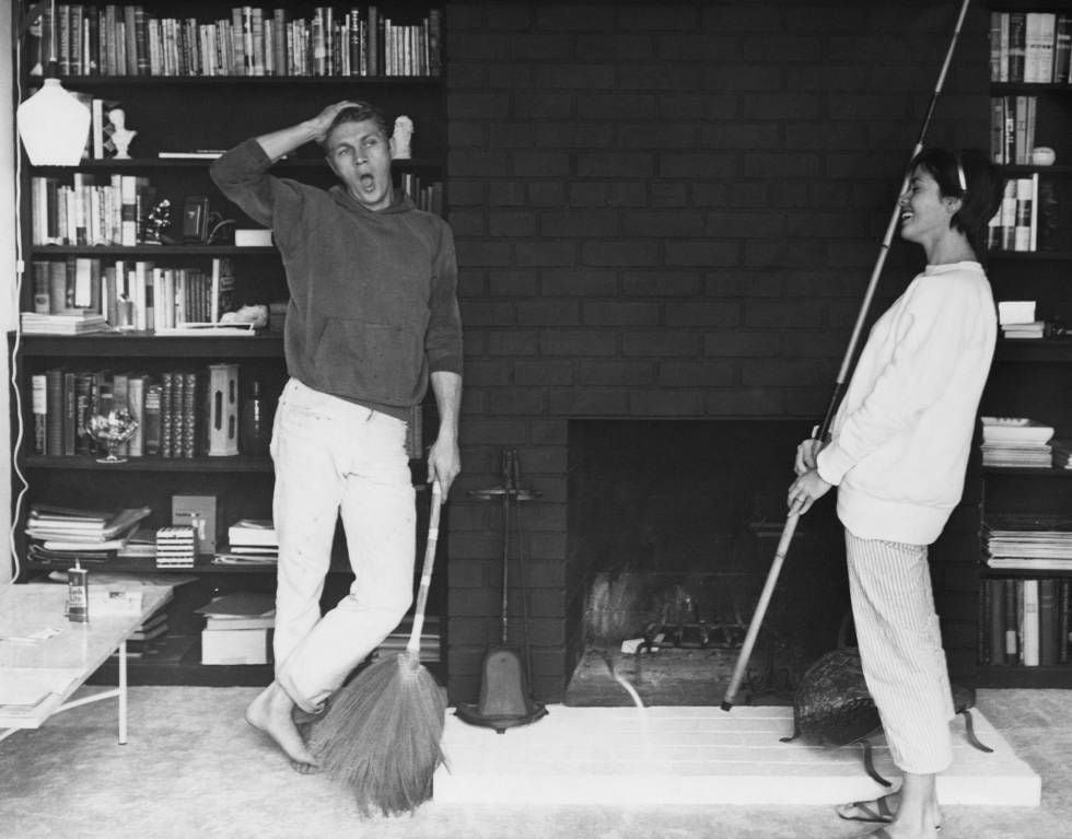 Steve McQueen com sua primeira mulher, a atriz Neile Adams, em sua casa em 1958.