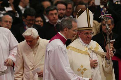 Bento, à esquerda,após ser saudado pelo papa Francisco.