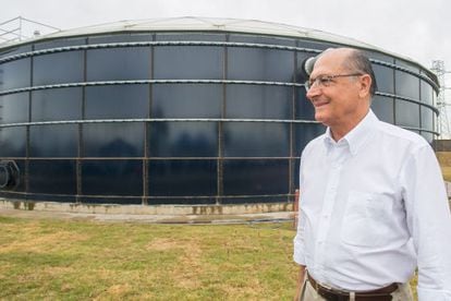 Alckmin diante de reservatório da Sabesp em Franco da Rocha (SP).