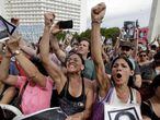 Argentinos celebram a sentença de prisão perpétua para repressores.