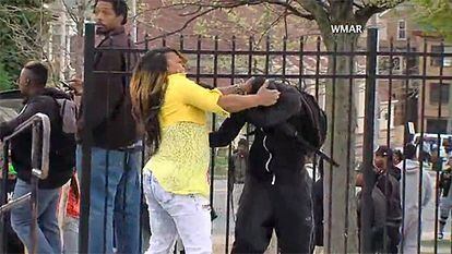 Imagem do vídeo em que mulher repreende seu filho.