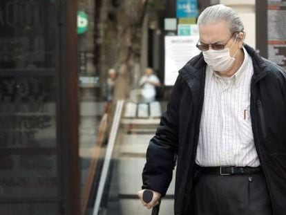 Um idoso protegido com máscara em Valência, na Espanha.