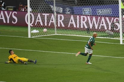 Deyverson comemora, Diego Alves lamenta e a bola morre no fundo do gol.