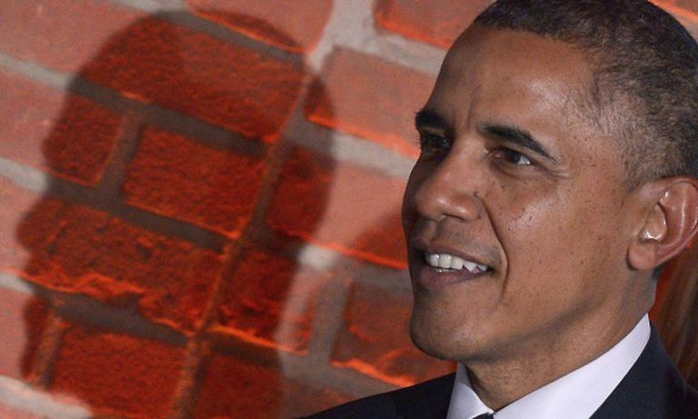 Barack Obama sorri durante um jantar de gala em Varsóvia.