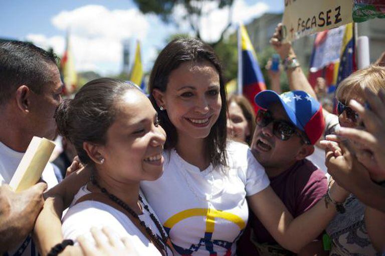 A deputada María Corina Machado (centro).