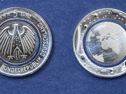 Imagem das novas moedas de cinco euros.