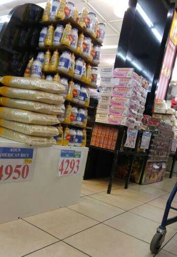 Foto de pacotes de produtos destinados ao consumo da Unifil tirada por um consumidor libanês no supermercado Charcuterie Aoun e divulgada pelo site AlTaharri.com.