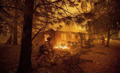 Bombeiros lutando contra o fogo em Paradise, Califórnia, em 9 de novembro.