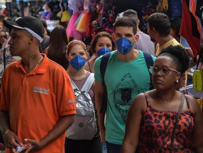 Pessoas usando máscaras no centro de São Paulo.
