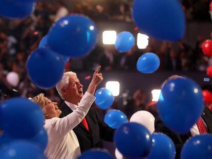 Hillary e Bill Clinton observam os balões que invadiram o palco da Filadélfia.
