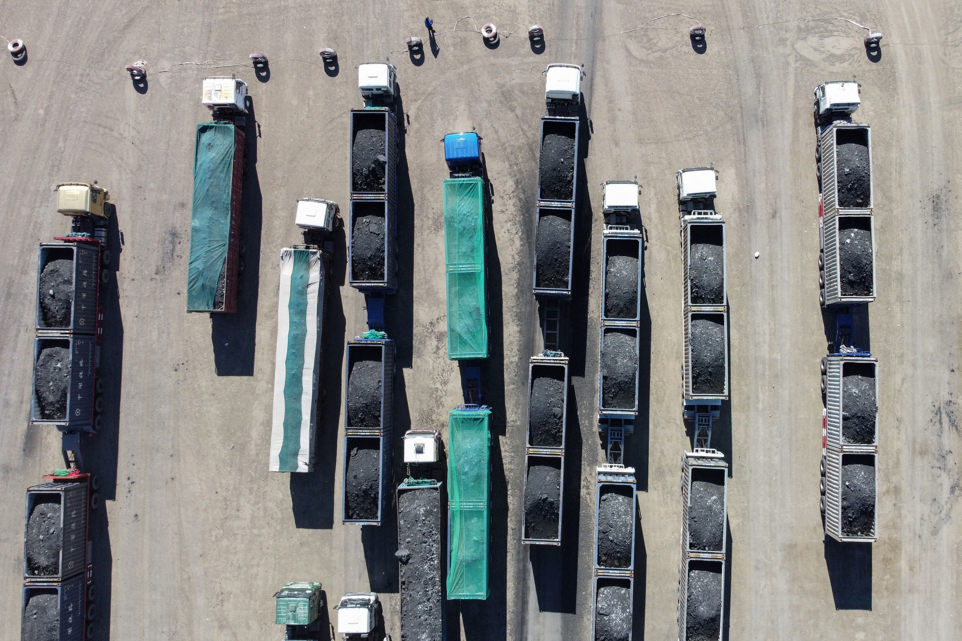 Caminhões carregados de carvão no deserto da Mongólia que têm como destino a China, principal consumidor mundial desse combustível fóssil.