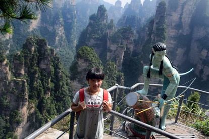 Uma menina posa com uma escultura inspirada em ‘Avatar’ no parque nacional de Zhangjiajie.