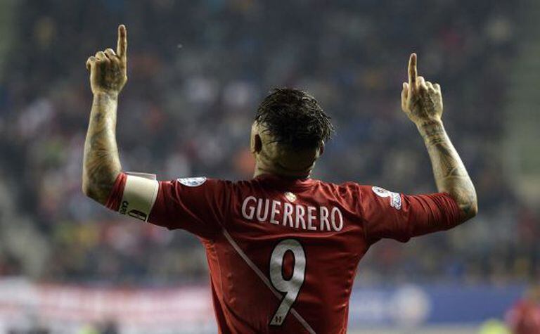 Paolo Guerrero comemora um gol nas quartas de final contra a Bolívia.