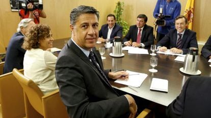 A direção do Grupo Parlamentar Popular reunida com o candidato do PP à presidência da Generalitat, Xavier García Albiol (em primeiro plano).