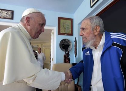 O papa Francisco e Fidel Castro trocam aperto de mãos na casa do ex-presidente cubano em Havana, neste domingo.