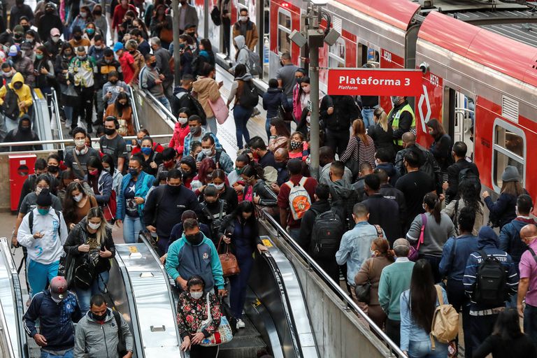 Passageiros desembarcam do trem na estação Luz, no centro de São Paulo.