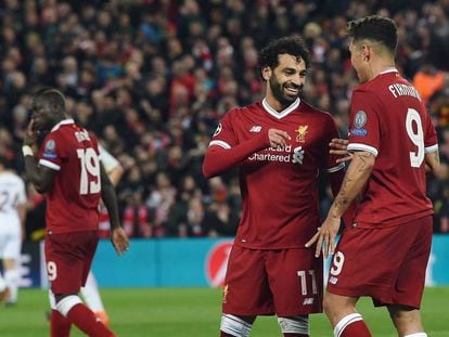 Salah e Firmino comemoram gol do Liverpool, com Mané ao fundo.