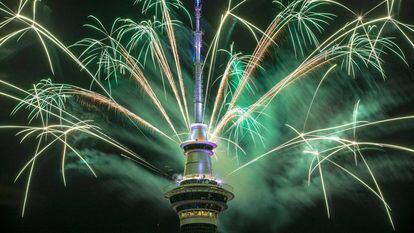 Fogos na Sky Tower em Auckland, Nova Zelândia.