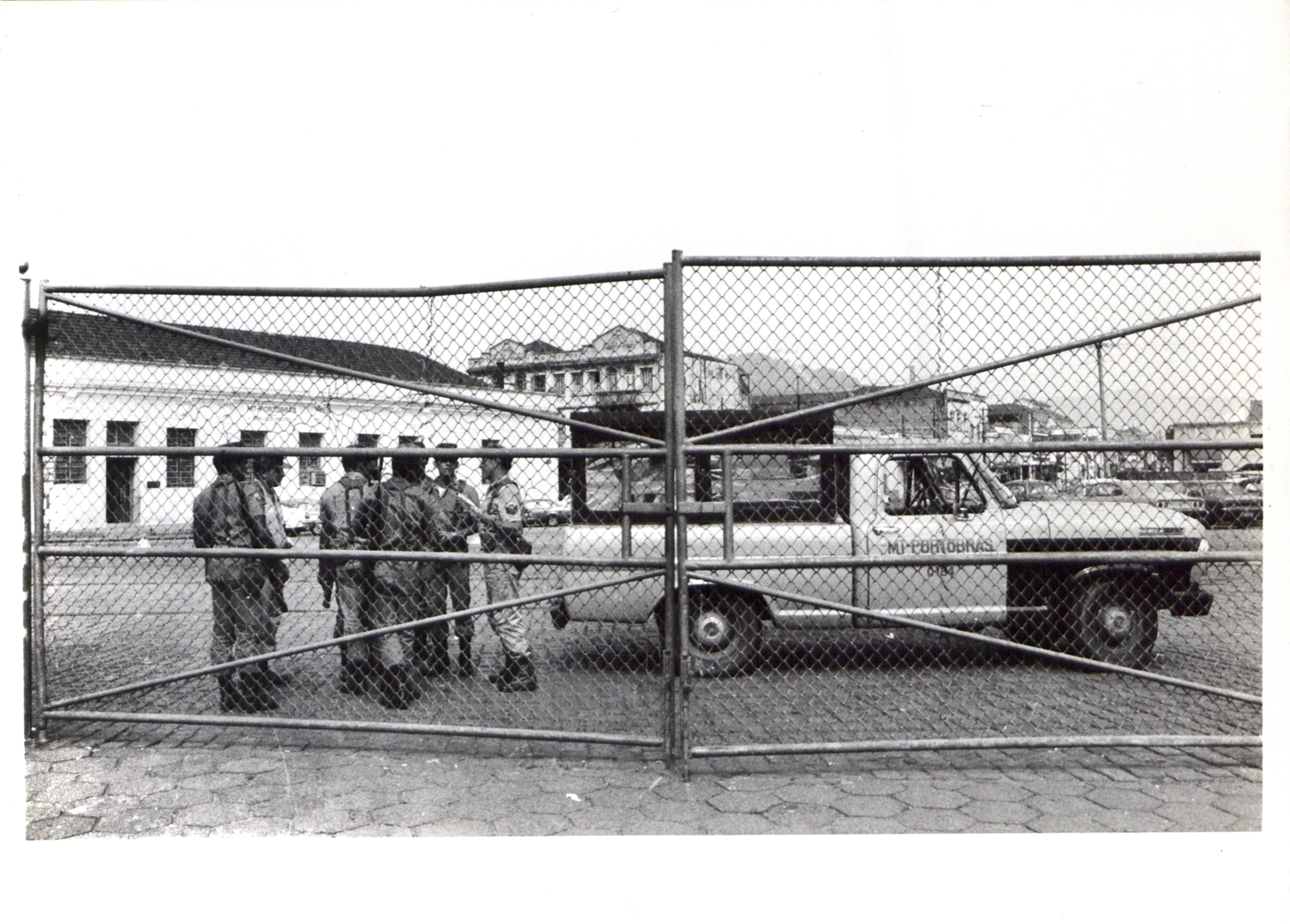 Fuzileiros na área portuária durante greve em 1980.