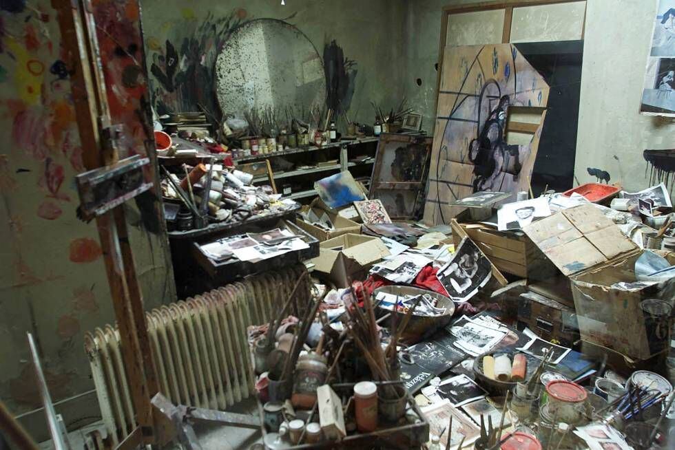 Recriação fidedigna do estúdio londrino de Francis Bacon realizada em Dublin com objetos do pintor.