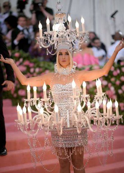 Katy Perry, a mulher-candelabro.