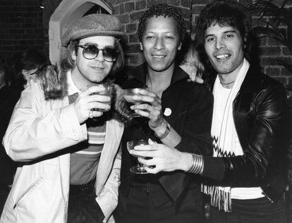Elton John ao lado do cantor Peter Straker e de Freddie Mercury, em foto de outubro de 1977.