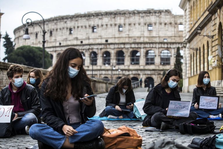 Estudantes protestam contra o fechamento das escolas em frente ao Coliseu, em Roma, neste sábado. A medida foi adotada pelo Governo para tentar conter a segunda onda.
