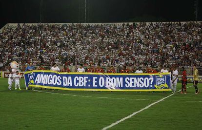 Faixa do Bom Senso F.C. é exibida em campo.